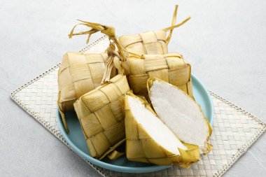 Ketupat, Ketupat ya da pirinç köftesi, bayram döneminde yapılan yerel bir lezzettir. Pirinç pişirmek için taze hindistan cevizi yapraklarından yapılan doğal pirinç kabı. Endonezya 'da Kurban Bayramı' nda çok popülerdir..