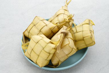 Ketupat, Ketupat ya da pirinç köftesi, bayram döneminde yapılan yerel bir lezzettir. Pirinç pişirmek için taze hindistan cevizi yapraklarından yapılan doğal pirinç kabı. Endonezya 'da Kurban Bayramı' nda çok popülerdir..