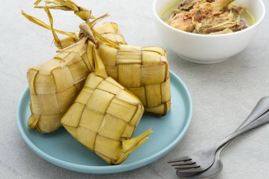 Ketupat, Ketupat ya da pirinç köftesi, bayram döneminde yapılan yerel bir lezzettir. Pirinç pişirmek için taze hindistan cevizi yapraklarından yapılan doğal pirinç kabı. Endonezya 'da Kurban Bayramı' nda çok popülerdir..