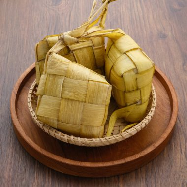 Ketupat, Ketupat ya da pirinç köftesi, bayram döneminde yapılan yerel bir lezzettir. Pirinç pişirmek için taze hindistan cevizi yapraklarından yapılan doğal pirinç kabı. Endonezya 'da Kurban Bayramı' nda çok popülerdir..