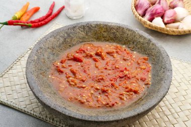 Sambel ya da Sambal Terasi Endonezya 'da popüler olan geleneksel yemektir. Domates, acı biber, tuz, şeker, sarımsak, arpacık soğanı ve karides ezmesinden yapılır (terasiden).).