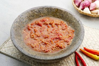Sambel ya da Sambal Terasi Endonezya 'da popüler olan geleneksel yemektir. Domates, acı biber, tuz, şeker, sarımsak, arpacık soğanı ve karides ezmesinden yapılır (terasiden).).
