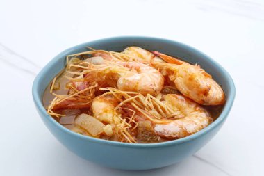 Udang Asam Manis, tatlı ve ekşi karides, Endonezya yemeği, domates ve biber soslu. Kasede servis edilir, yakın çekim..