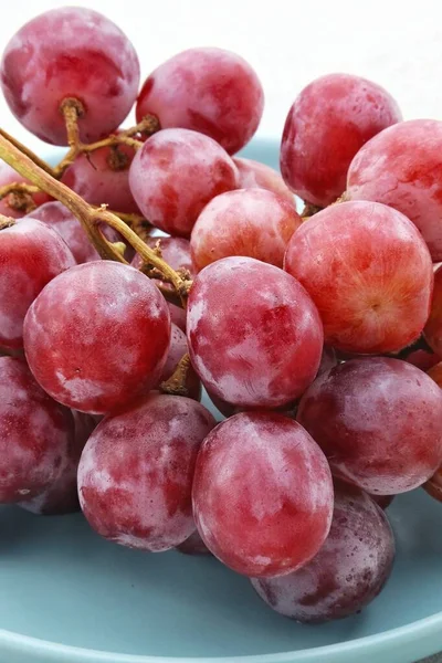 Uvas Vermelhas Frescas Doces Servidas Num Prato Sobre Fundo Cinzento — Fotografia de Stock