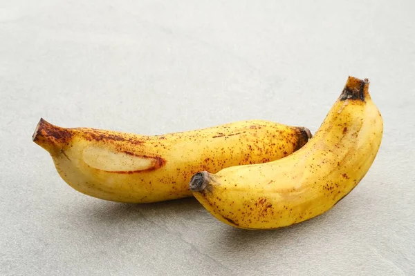 Bananas Estão Maduras Com Manchas Castanhas Por Toda Pele Amarela — Fotografia de Stock