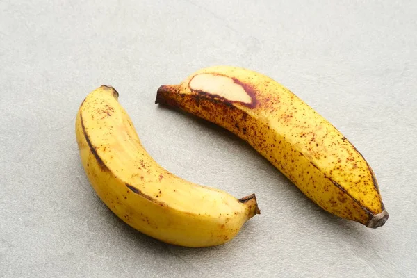 Bananas Estão Maduras Com Manchas Castanhas Por Toda Pele Amarela — Fotografia de Stock