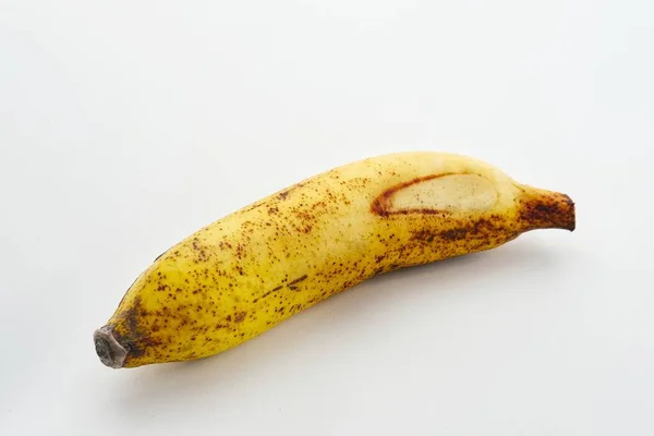 Bananas Estão Maduras Com Manchas Castanhas Por Toda Pele Amarela — Fotografia de Stock