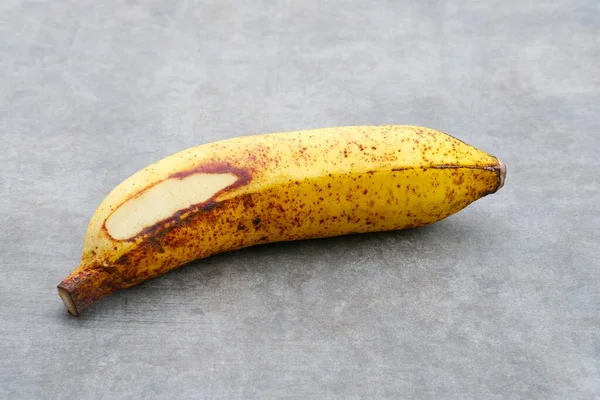 Bananas Estão Maduras Com Manchas Castanhas Por Toda Pele Amarela — Fotografia de Stock