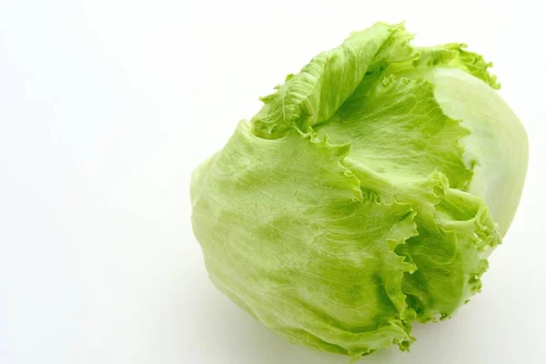 Alface Iceberg Verde Orgânica Fresca Sobre Fundo Branco Foco Próximo — Fotografia de Stock