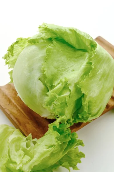 Lechuga Iceberg Verde Orgánica Fresca Sobre Fondo Blanco Enfoque Cercano — Foto de Stock