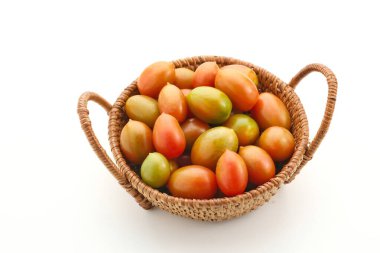 Beyaz arka planda izole edilmiş taze kiraz domatesleri. Kapat ve seçici odaklan.