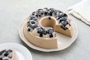 Puding Cappuccino Cincau, Endonezya tatlısının bir çeşidi. Tabakta servis edilir, yakın çekim, seçici odak resmi.