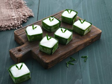 Kue Talam, Hindistan cevizi sütü, pirinç unu ve tapyoka unundan yapılan geleneksel pasta. Taze yeşil pandan yaprağında servis edilen pandan yaprağıyla garnitür..