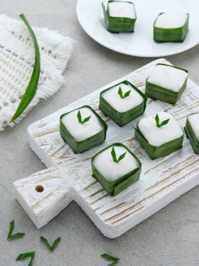 Kue Talam, Hindistan cevizi sütü, pirinç unu ve tapyoka unundan yapılan geleneksel pasta. Taze yeşil pandan yaprağında servis edilen pandan yaprağıyla garnitür..