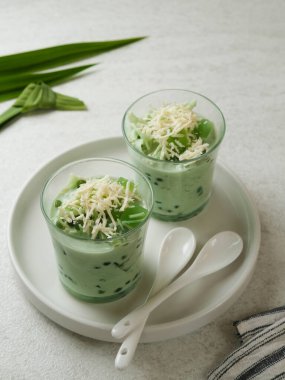 Buko Pandan, Filipinler 'den bir tatlı, jöle, taze hindistan cevizi, buharlaşmış süt, yoğunlaştırılmış süt ve buzdan yapılmış. Bardakta peynir sosuyla servis edilmiş. Seçici odak.