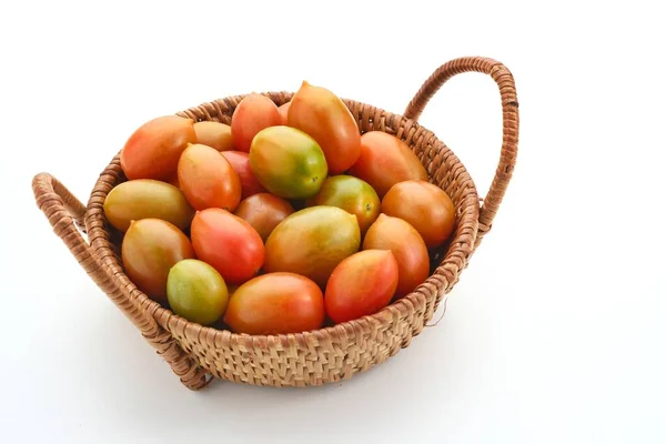 등나무 바구니에 토마토는 배경에 분리되어 선택적 — 스톡 사진