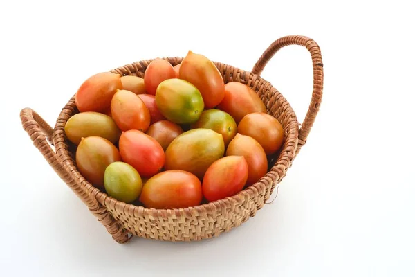 Frische Kirschtomaten Rattankorb Isoliert Auf Weißem Hintergrund Nahaufnahme Und Selektive — Stockfoto