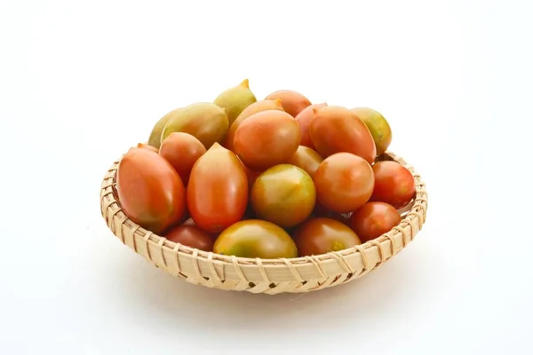 대나무 바구니에 토마토는 배경에 분리되어 선택적 — 스톡 사진