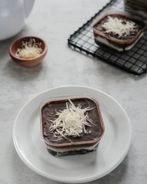 巧克力甜点盒 奶酪配餐 奶油味可口 — 图库照片