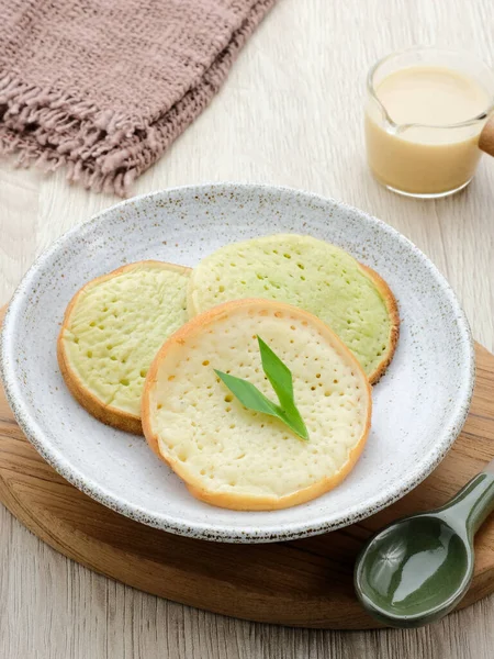 밀가루 쌀가루 우유로 인도네시아 팬케이크 야자유 소스로 만들어 달콤하고 — 스톡 사진