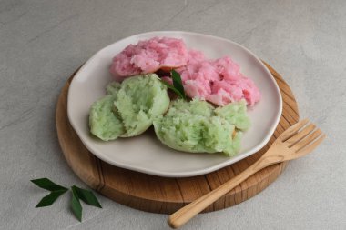 Kue Bikang veya Carabikang, Endonezya 'nın Merkez Java kentinde pirinç unu ve hindistan cevizi sütünden yapılan geleneksel keklerden biridir. Tabakta servis edildi. Boşluğu kopyala.