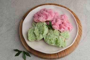 Kue Bikang veya Carabikang, Endonezya 'nın Merkez Java kentinde pirinç unu ve hindistan cevizi sütünden yapılan geleneksel keklerden biridir. Tabakta servis edildi. Boşluğu kopyala.