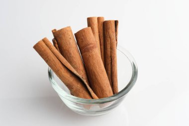 Kayu Manis ya da Tarçın çubukları beyaz arkaplanda izole edilmiş.