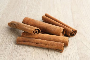 Kayu Manis ya da Tarçın çubukları beyaz arkaplanda izole edilmiş.