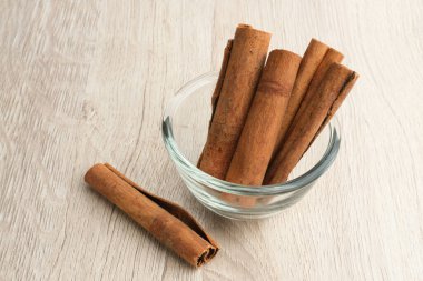 Kayu Manis ya da Tarçın çubukları beyaz arkaplanda izole edilmiş.