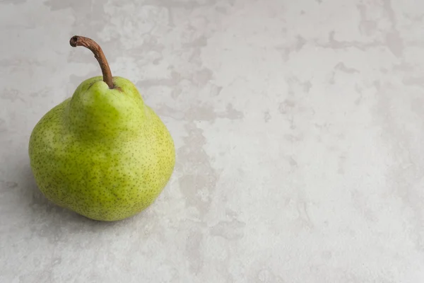 Frutas Frescas Saudáveis Pera Verde Isoladas Sobre Fundo Cinzento Fechar — Fotografia de Stock