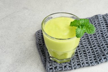 Sadece Alpukat ya da Avokado Suyu. Vejetaryen diyeti, beslenme, sağlıklı konseptler içecekler. Gri arka planda cama servis edilmiş. Kapat..