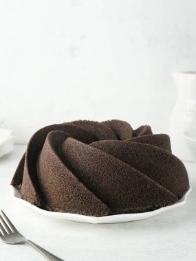 Çikolatalı Brownie Black Sticky Rice unu (Brownies Ketan Hitam). Siyah glutinous pilavının keki yumuşak ve tatlıdır. Kahve içerken atıştırmak için uygun. Bulanık arkaplan ve seçici odak.