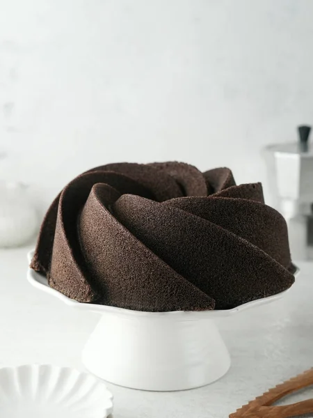 巧克力布朗尼黑粘糊糊的米粉 布朗尼 希拉姆 黑糯米做的蛋糕又软又甜 适合作为咖啡中的小吃 模糊的背景和有选择的重点 — 图库照片
