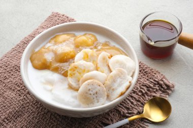 Candil Ubi ile Serabi Bubur Sumsum. Endonezya geleneksel lapası. Palmiye şekeri sosuyla servis edilmiş. Tatlı ve lezzetli. Ramadhan zamanında popüler yemekler..