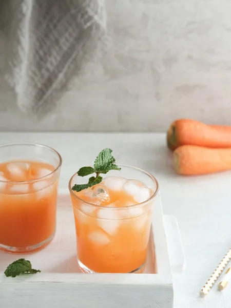 Vaso Jugo Fresco Zanahoria Muy Bueno Para Salud Fondo Borroso — Foto de Stock