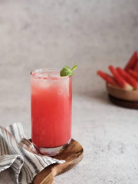 Suco Melancia Fresca Com Hortelã Gelo Copo Mesa Branca Doce — Fotografia de Stock