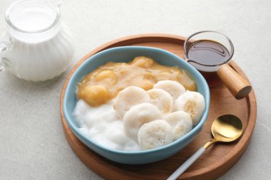 Candil Ubi ile Serabi Bubur Sumsum. Endonezya geleneksel lapası. Palmiye şekeri sosuyla servis edilmiş. Tatlı ve lezzetli. Ramadhan zamanında popüler yemekler..