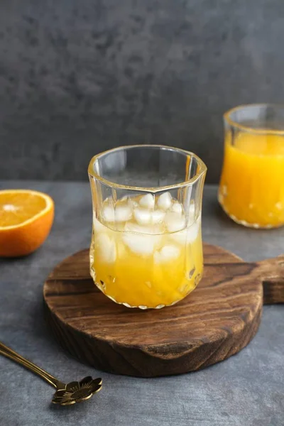 Zumo Naranja Vaso Con Frutas Frescas Sobre Tabla Madera Enfoque — Foto de Stock