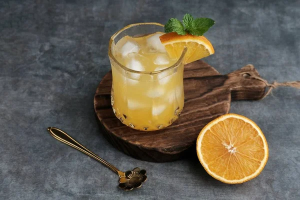 Suco Laranja Vidro Com Frutas Frescas Tábua Madeira Foco Seletivo — Fotografia de Stock