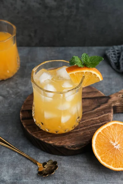 Suco Laranja Vidro Com Frutas Frescas Tábua Madeira Foco Seletivo — Fotografia de Stock