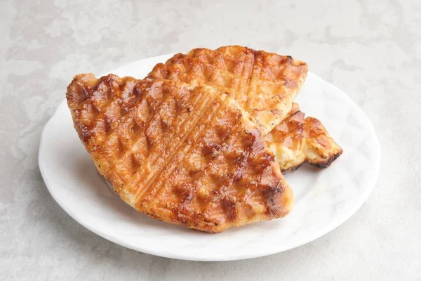 Plain Croissant Gaufre Croffle Servi Dans Une Assiette Blanche Sur — Photo