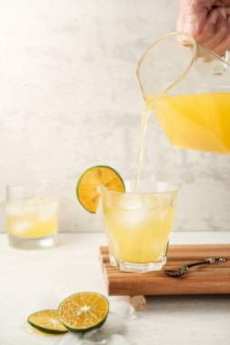 Bardakta portakal suyu, tahtada taze meyve. Seçici odak ve bulanık arkaplan.