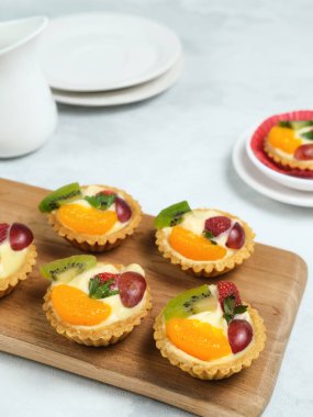 Taze meyveli enfes mini turta, yakın plan, seçici odaklı resim.