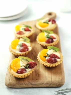 Taze meyveli enfes mini turta, yakın plan, seçici odaklı resim.