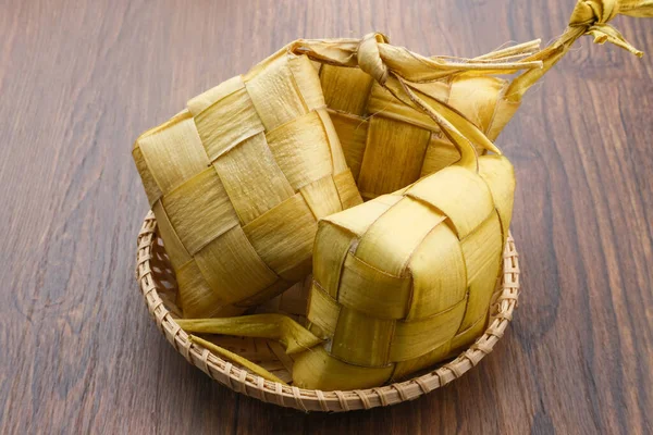 Ketupat Ketupat Nebo Rýžový Knedlík Místní Pochoutka Během Eid Fitr — Stock fotografie