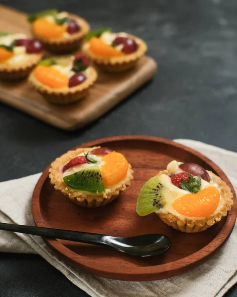 Taze meyveli enfes mini turta, yakın plan, seçici odaklı resim.