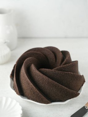 Çikolatalı Brownie Black Sticky Rice unu (Brownies Ketan Hitam). Siyah glutinous pilavının keki yumuşak ve tatlıdır. Bulanık arkaplan ve seçici odak.