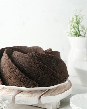 Çikolatalı Brownie Black Sticky Rice unu (Brownies Ketan Hitam). Siyah glutinous pilavının keki yumuşak ve tatlıdır. Bulanık arkaplan ve seçici odak.