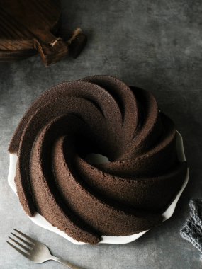 Çikolatalı Brownie Black Sticky Rice unu (Brownies Ketan Hitam). Siyah glutinous pilavının keki yumuşak ve tatlıdır. Bulanık arkaplan ve seçici odak.
