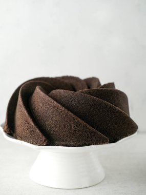 Çikolatalı Brownie Black Sticky Rice unu (Brownies Ketan Hitam). Siyah glutinous pilavının keki yumuşak ve tatlıdır. Bulanık arkaplan ve seçici odak.